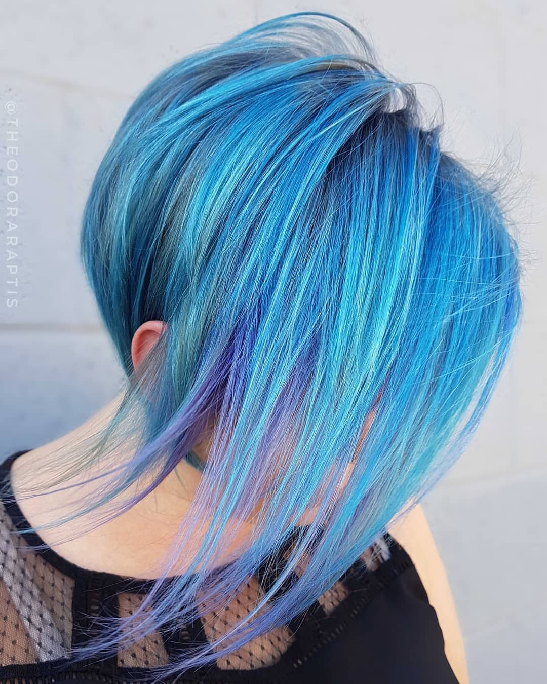 Azzurro, blu, viola sfumati, per una chioma che sembra appena uscita da una favola su pixie cut asimmetrico