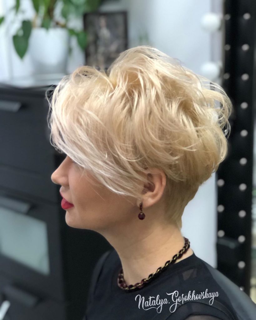 Pixie cut estremamente dinamico biondo luminoso