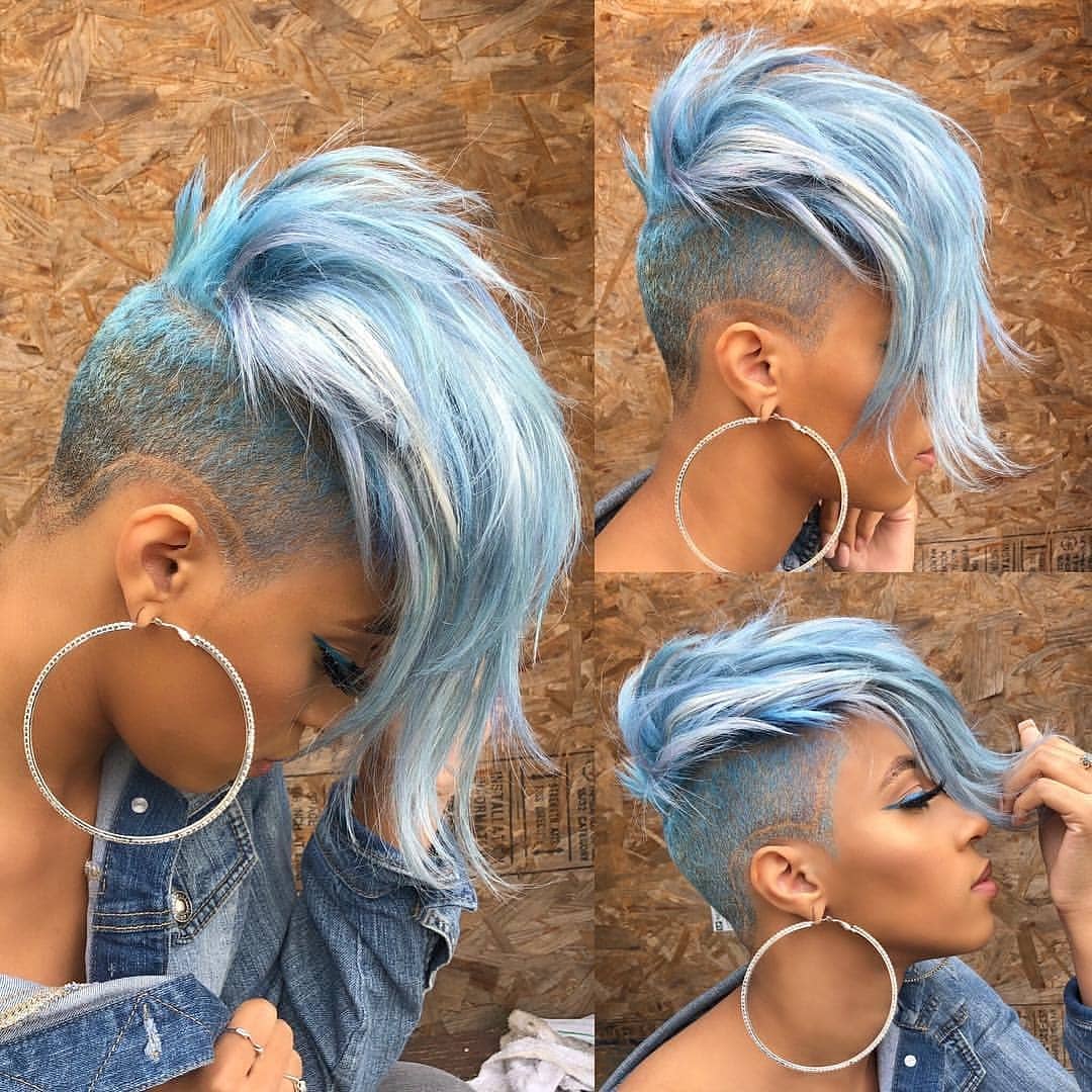 Pixie cut estremo, rasato e con lungo ciuffo che cade sul viso, sulle tonalità dell’azzurro