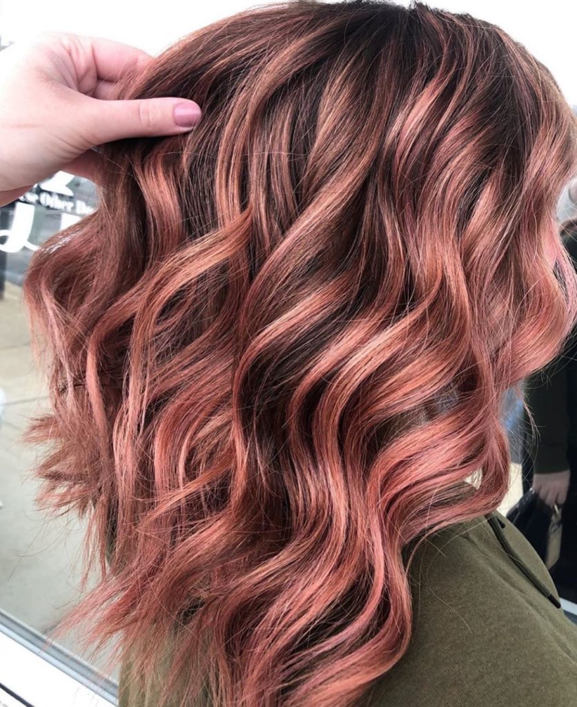 Capelli rose gold di media lunghezza e con styling mosso