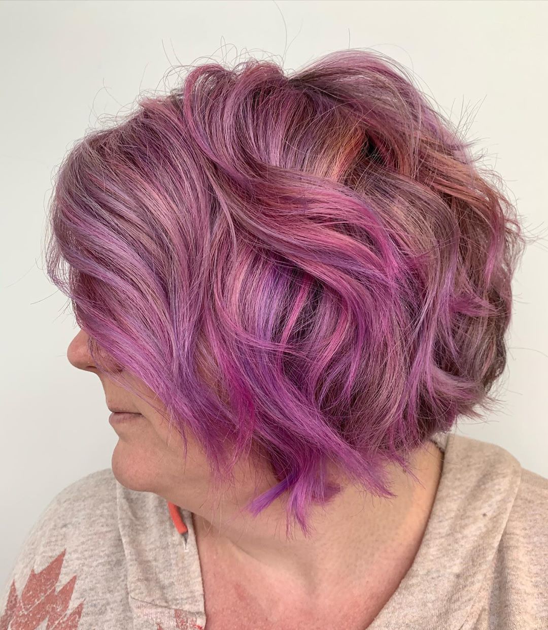 Balayage viola con tonalità cineree su bob mosso, perfetto anche per le over 30