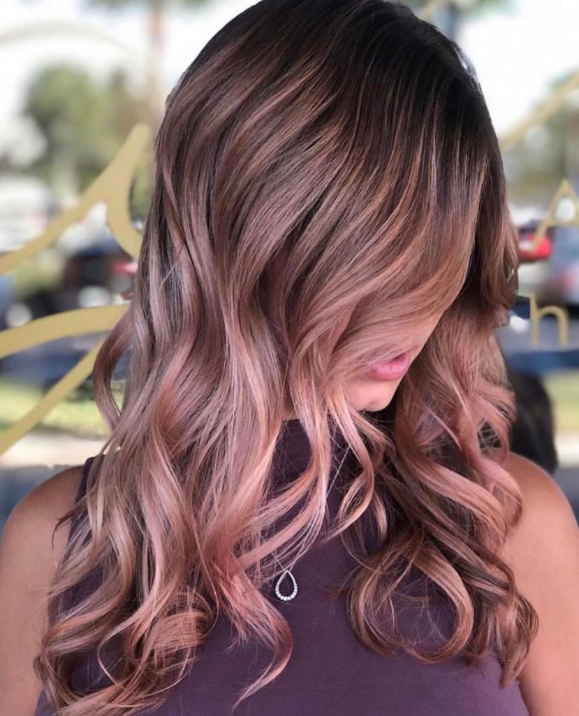 Rose brown con tocchi di castano, rosa e oro su lunghi capelli mossi