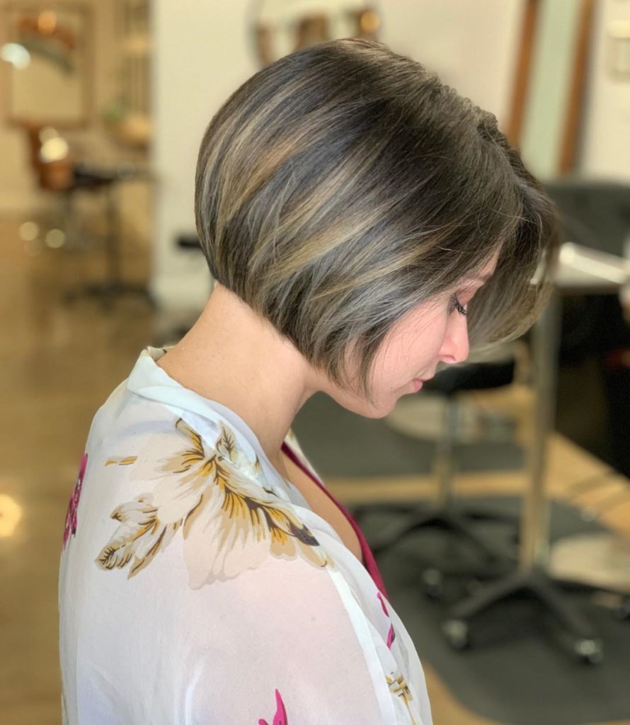 Bob asimmetrico con taglio netto all’attaccatura del collo e balayage luminoso