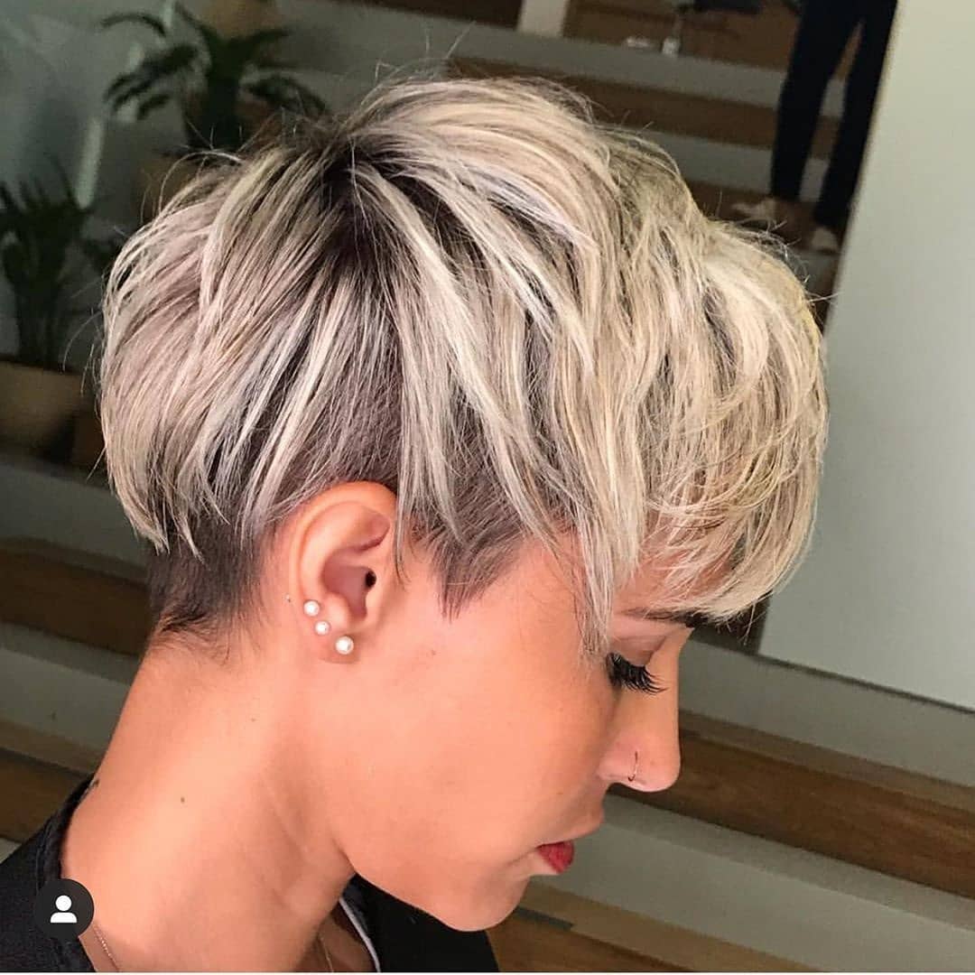 Pixie undercut corto bombato su capelli biondo platino con ombreggiature sulla base