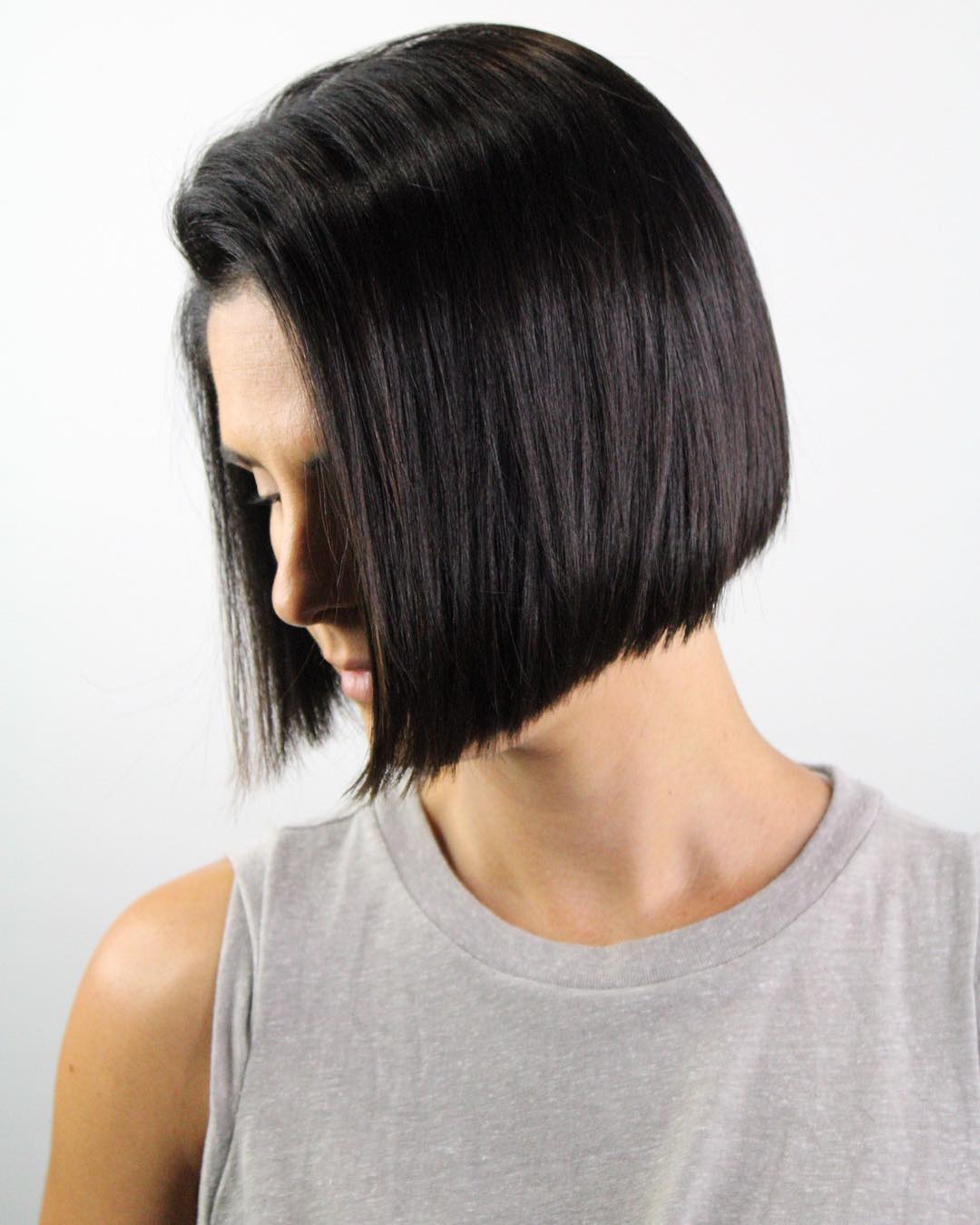 Bob su capelli castano ebano con micro scalature, riga laterale estrema ed extra volume