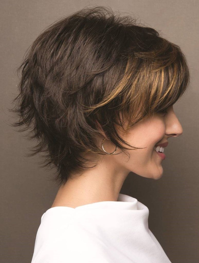 Bob castano con leggero balayage, estremamente scalato e movimentato