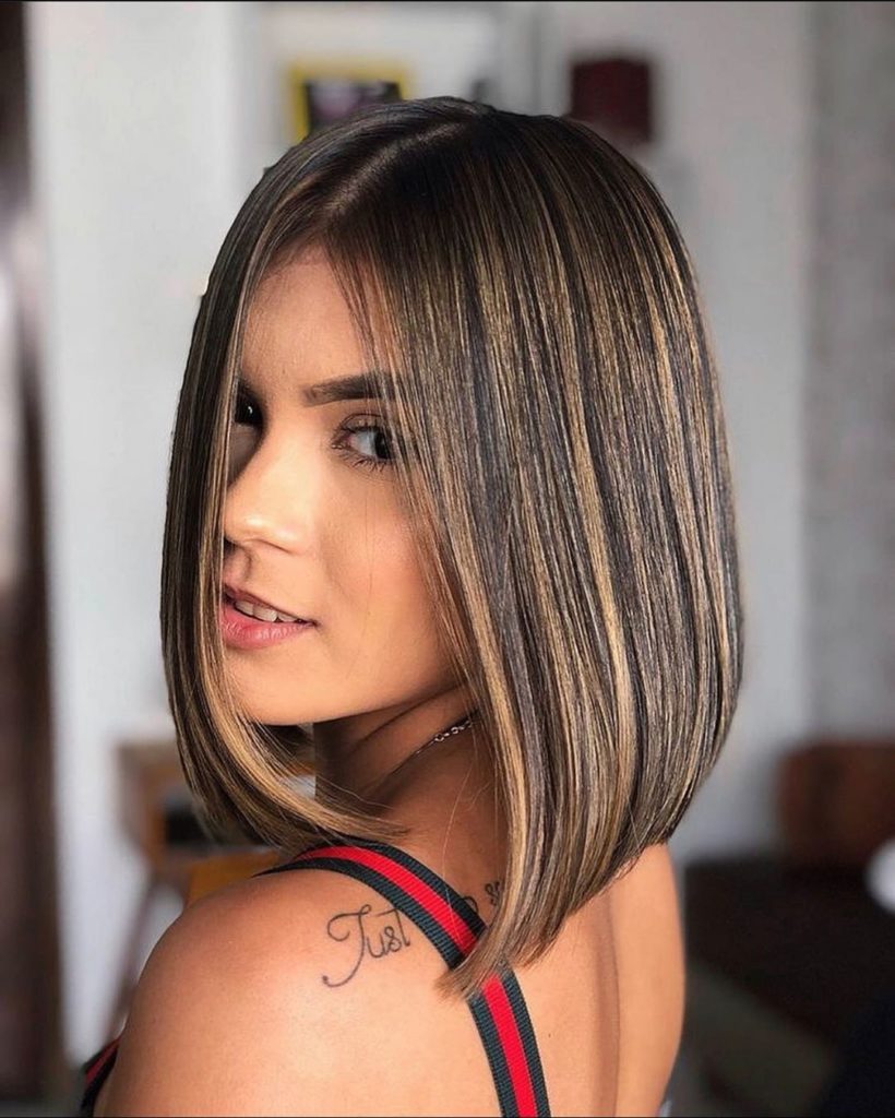 Bob lungo con riga nel mezzo e balayage biondo su base castano scuro