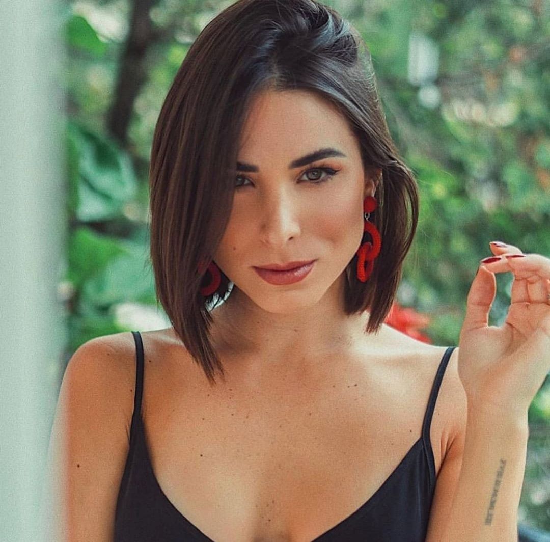 Sensuale caschetto liscio con riga nel mezzo castano ebano