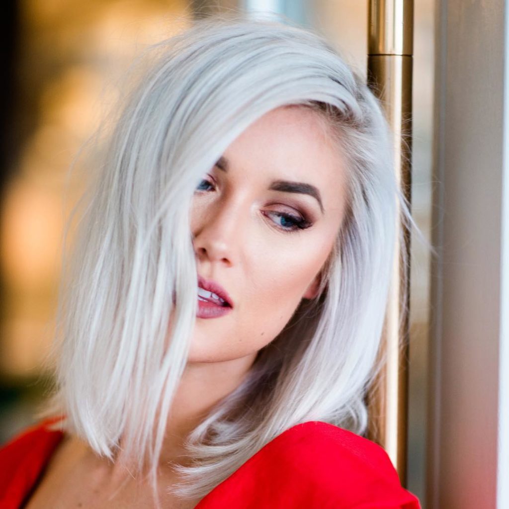 capelli-bianco-ghiaccio-per-un-cambio-look-radicale