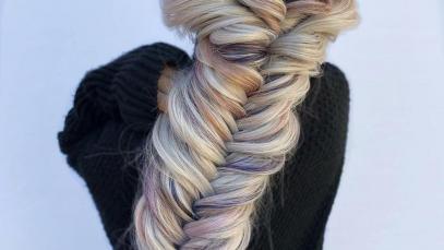 treccia a spina di pesce su capelli biondi con ciuffi rosa e viola