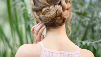 Acconciatura treccia a corona per capelli lunghi