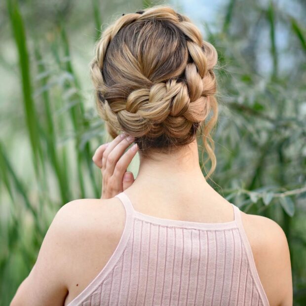 Acconciatura treccia a corona per capelli lunghi