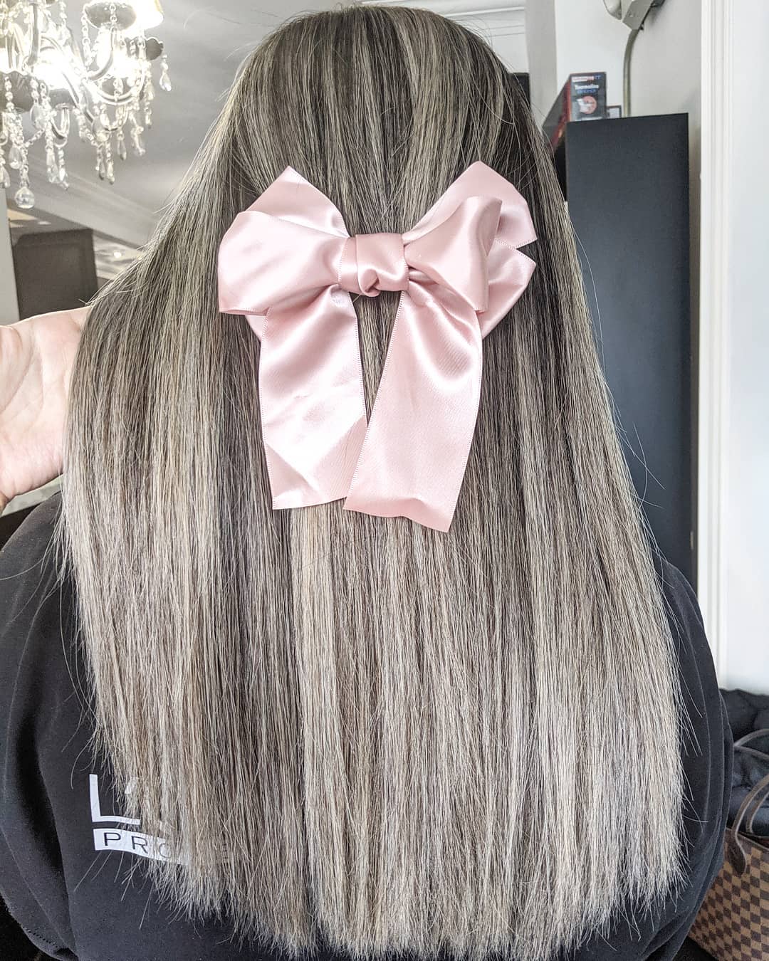 Capelli lunghi e lisci biondo cenere con fiocco