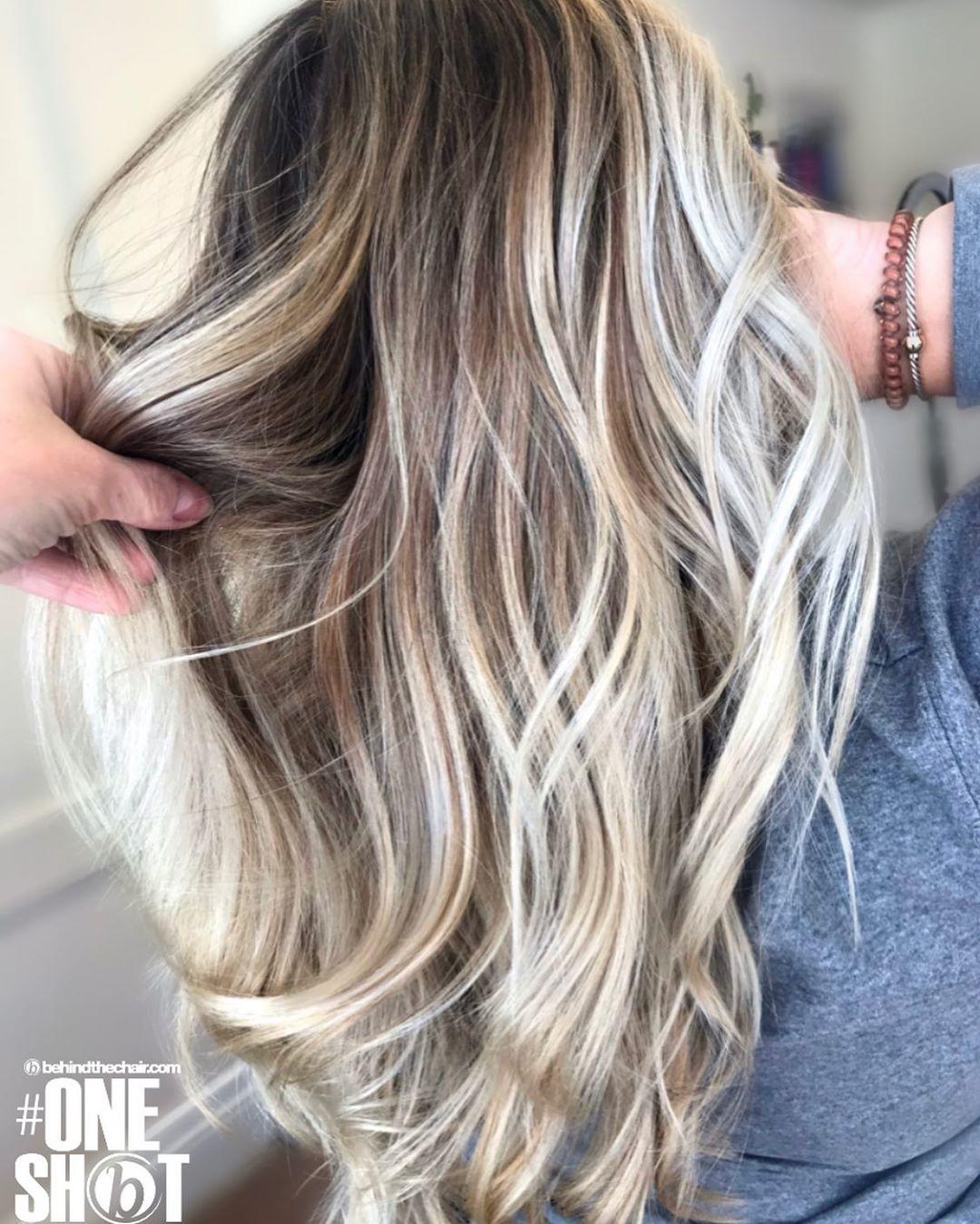 Capelli lunghi biondo cenere iper luminosi grazie alla tecnica del balayage
