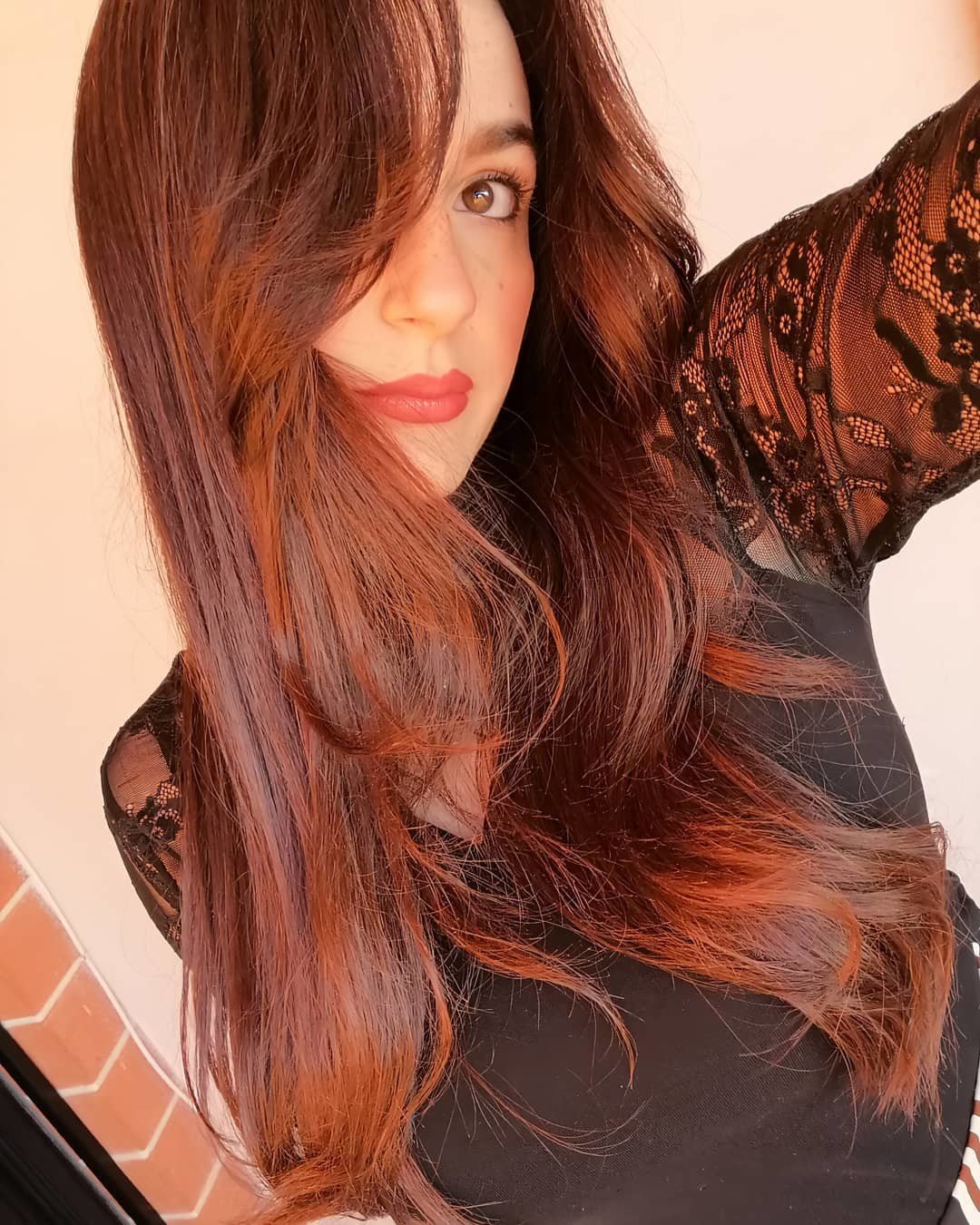 Capelli lunghi con henné rosso e styling leggermente mosso