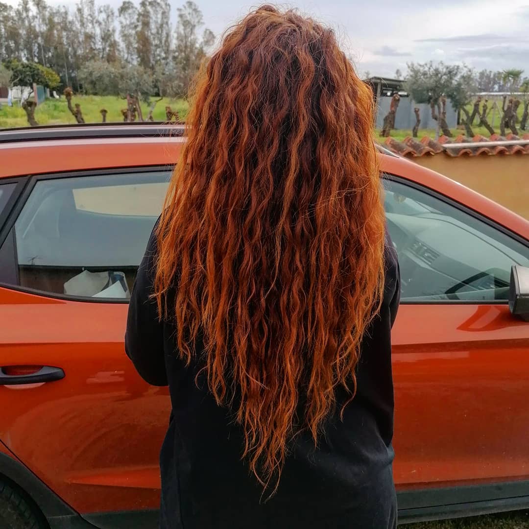 Capelli lunghi sino alla vita ricci con henné rosso