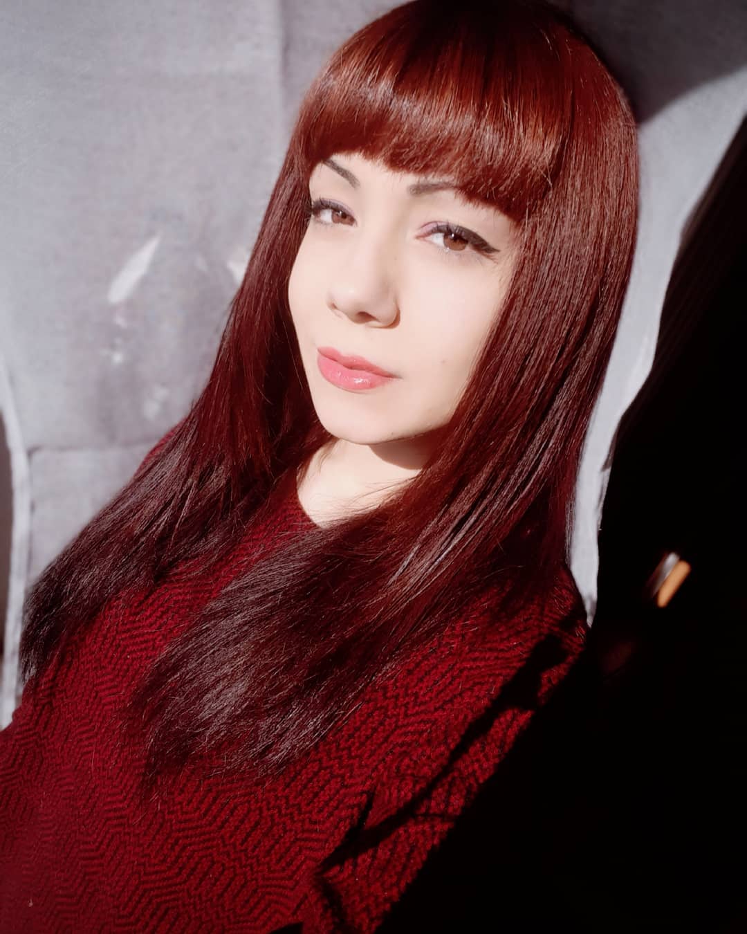 Capelli lunghi con henné rosso e frangia