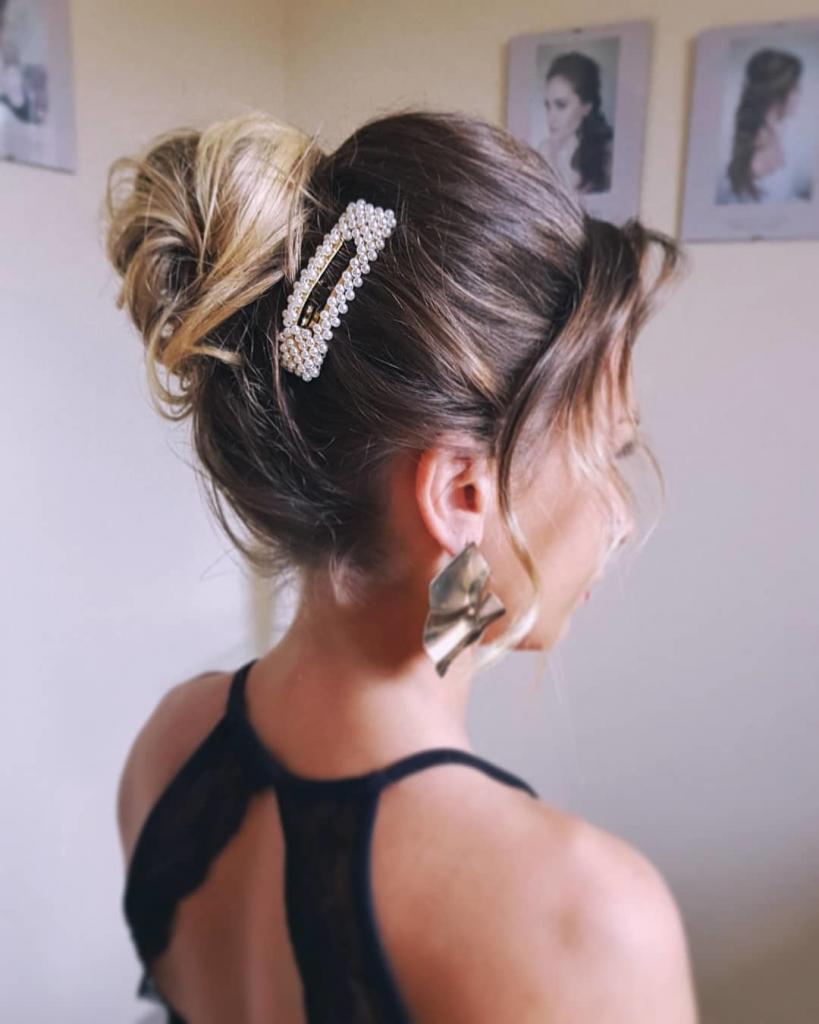 Elegante chignon con fermaglio di perle