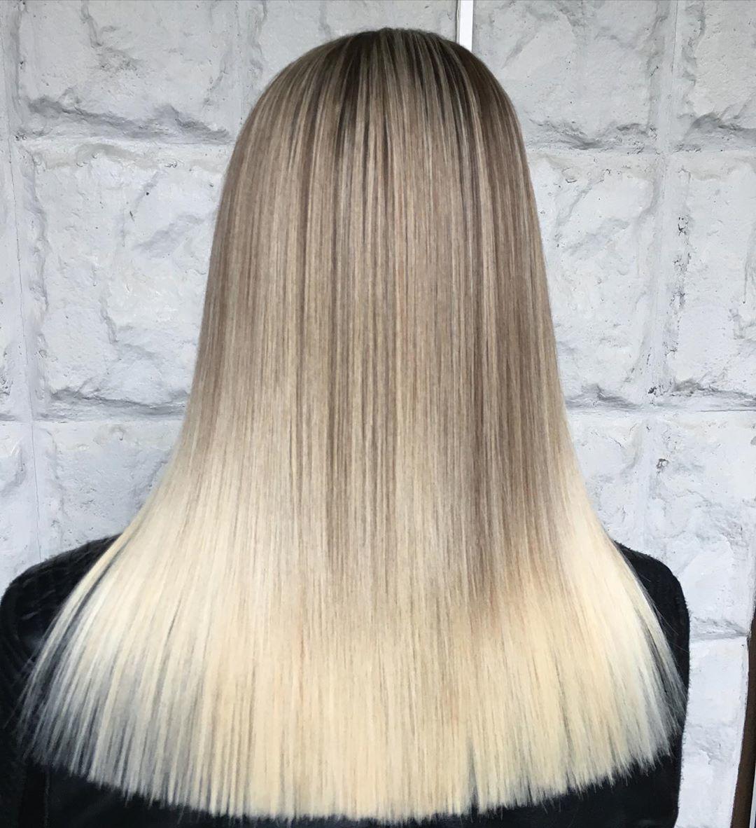 Shatush biondo su lunghi capelli con styling liscio estremo