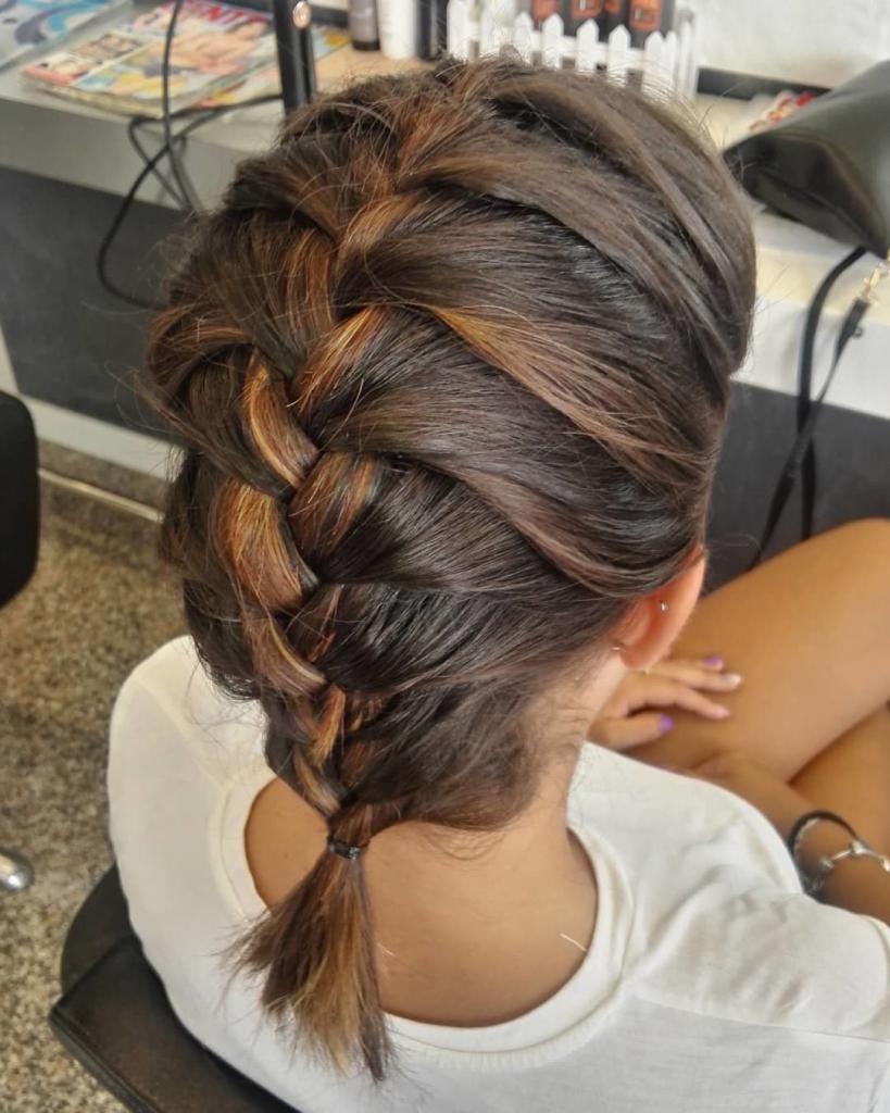 Treccia alla francese su capelli medi