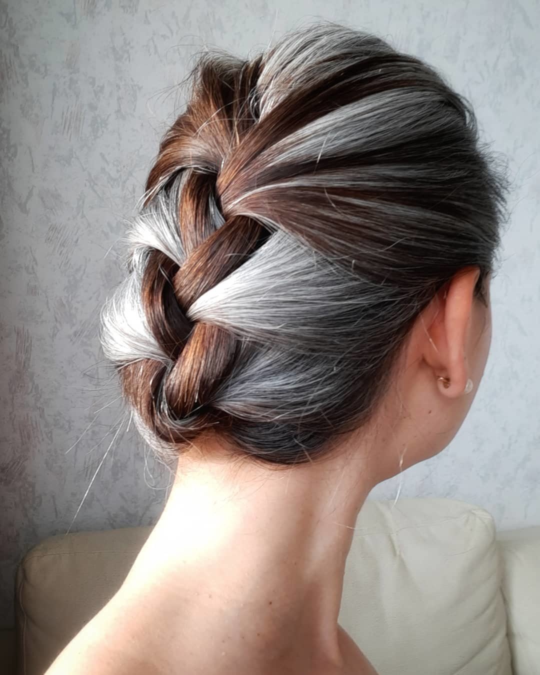 Treccia alla francese raccolta in stile chignon due colori