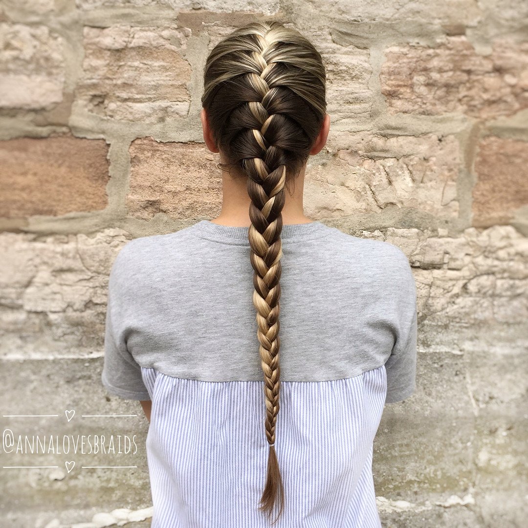 Treccia alla francese su capelli lunghi