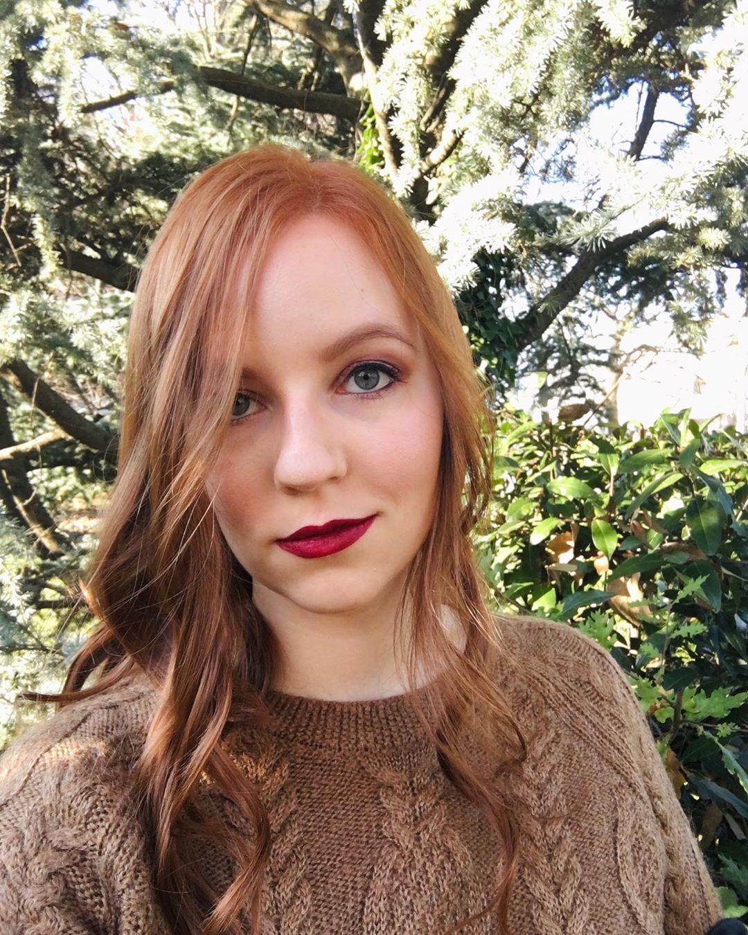 Biondo ramato su capelli leggermente mossi, scuro