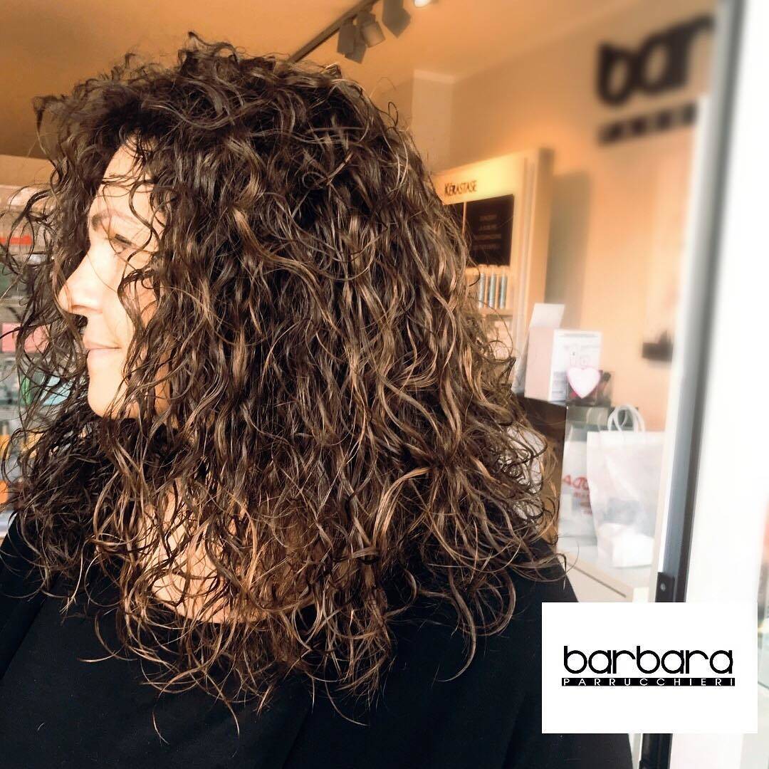 Permanente mossa su capelli color cioccolato con balayage