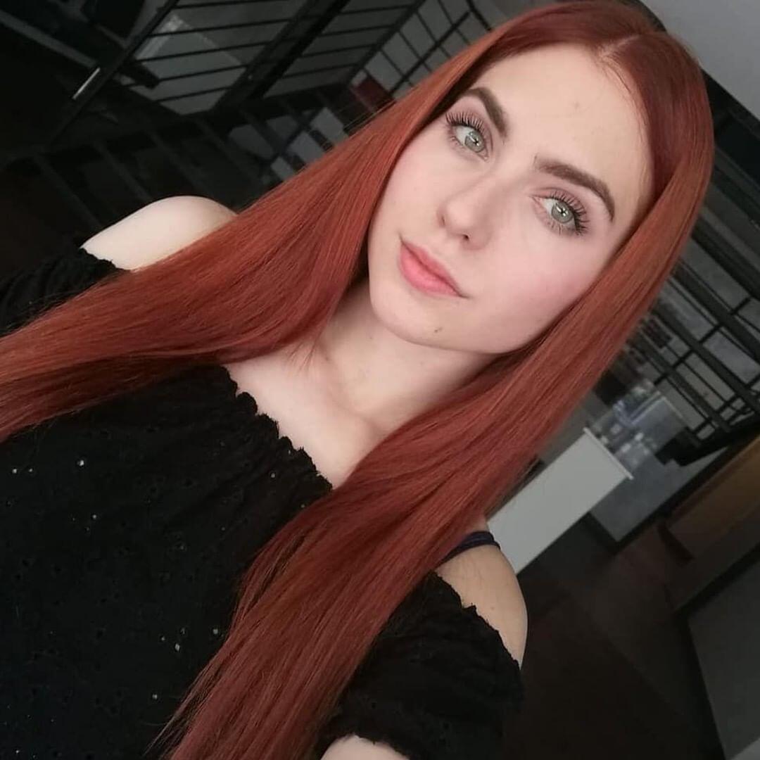 Capelli ginger beer lunghi e liscissimi