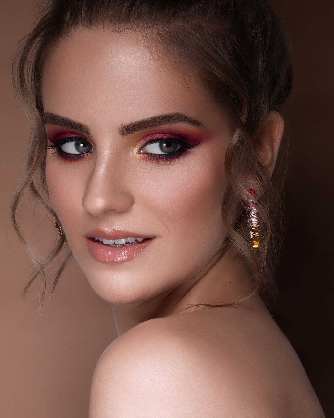 Smokey eyes multicolore con punto luce