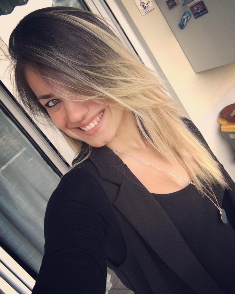 Capelli scalati lunghi lisci con ciuffo laterale e shatush biondo