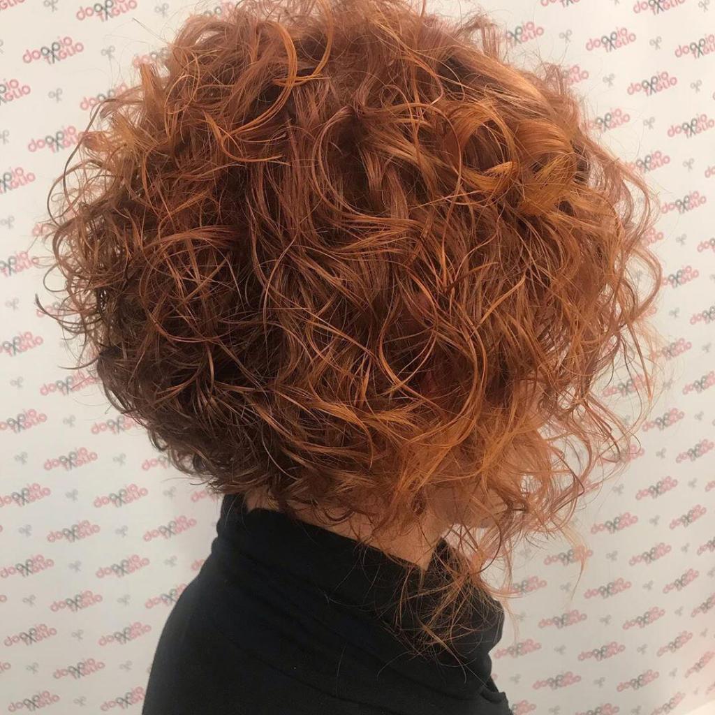 Capelli scalati corti con styling mosso