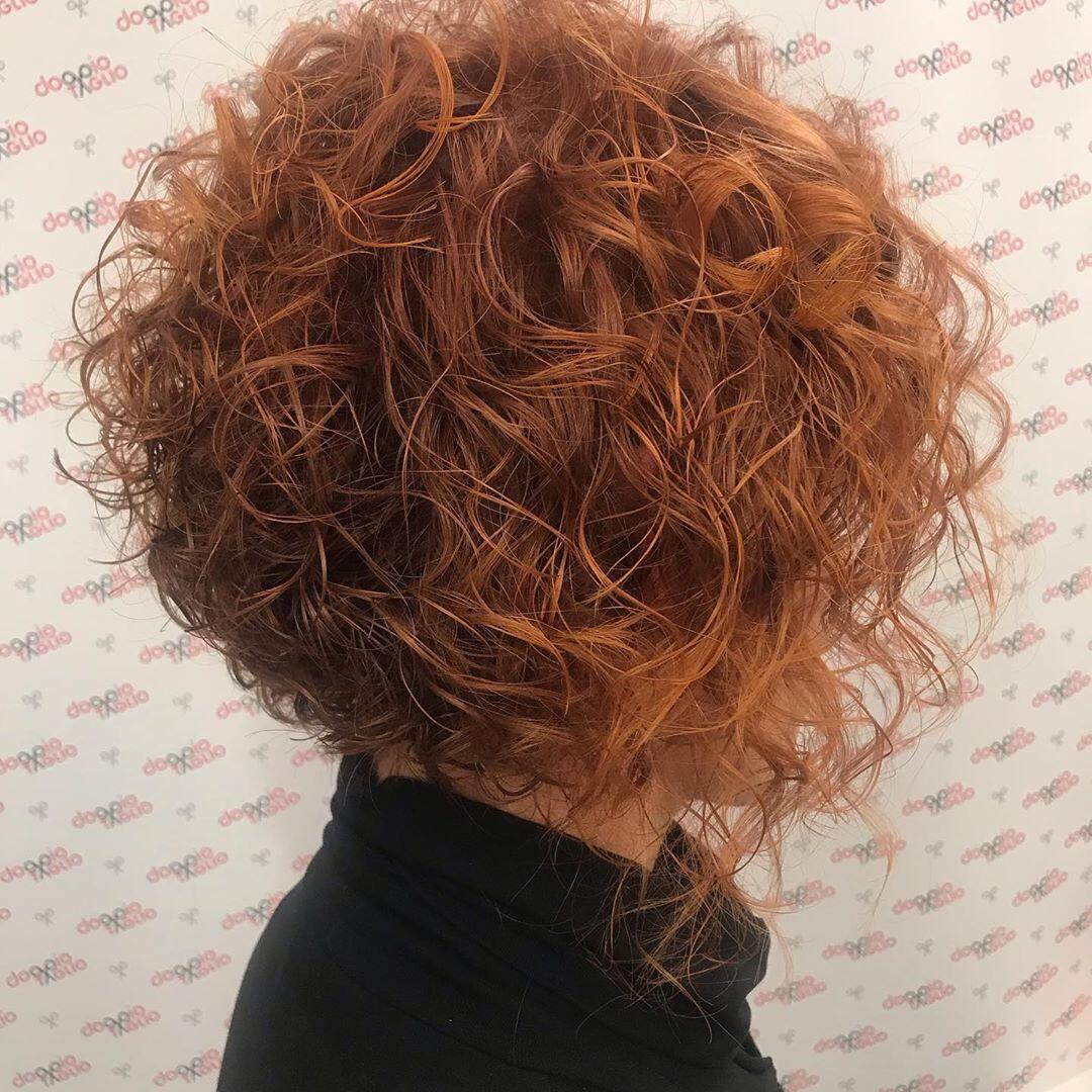 Capelli scalati corti con styling mosso
