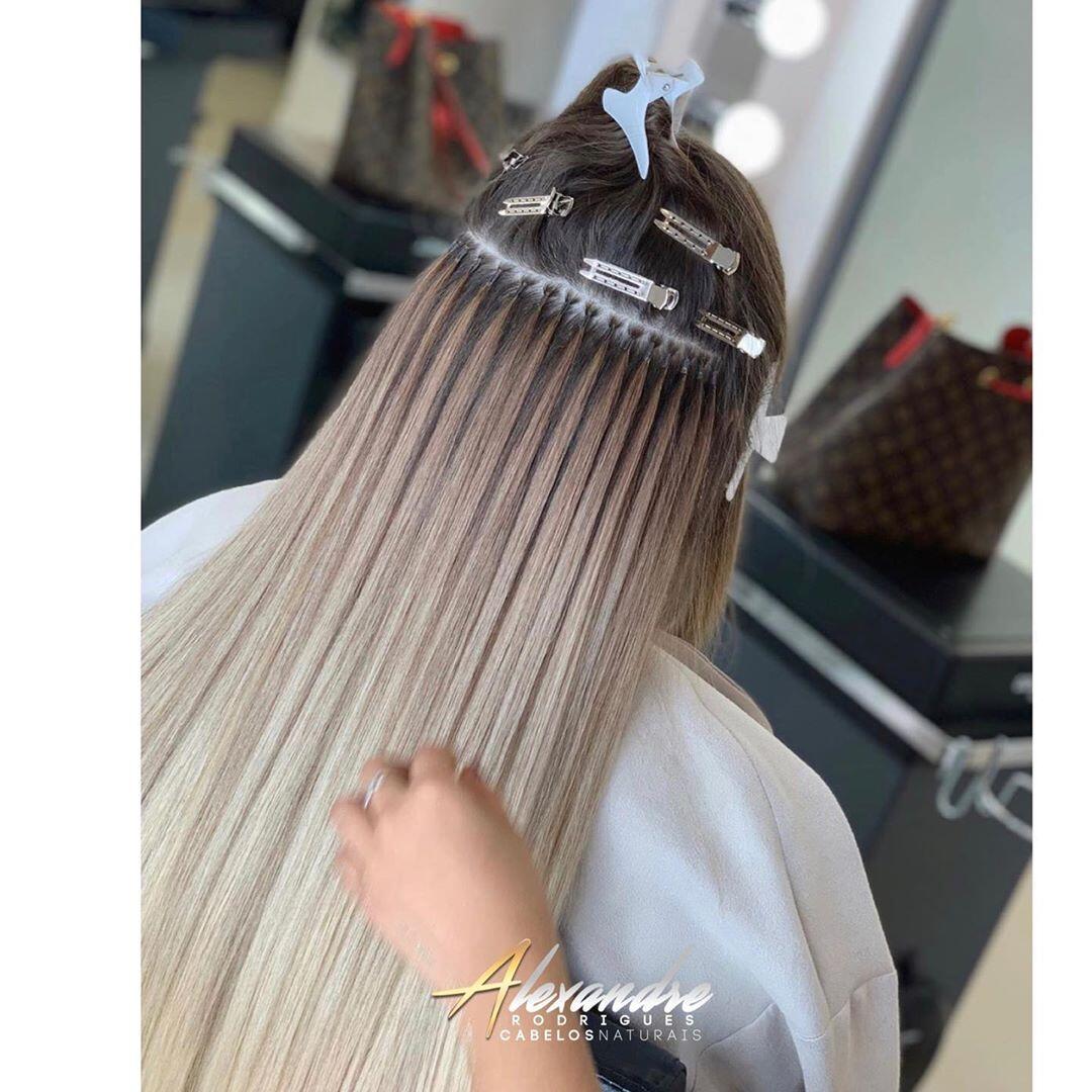 Appplicazione delle extension per capelli