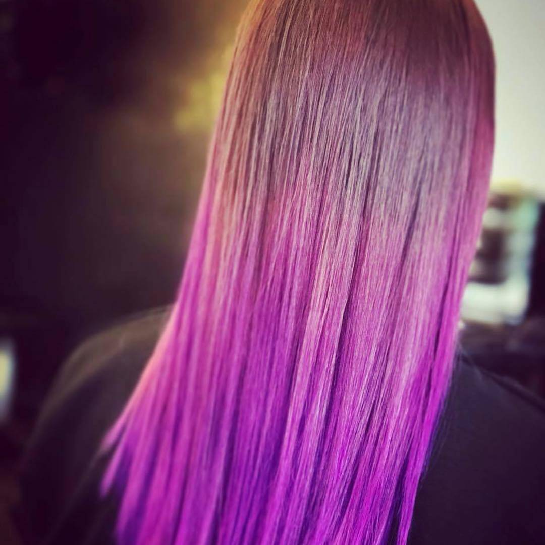 Capelli lunghi liscio estremo con scalature intense e shatush viola su base castana