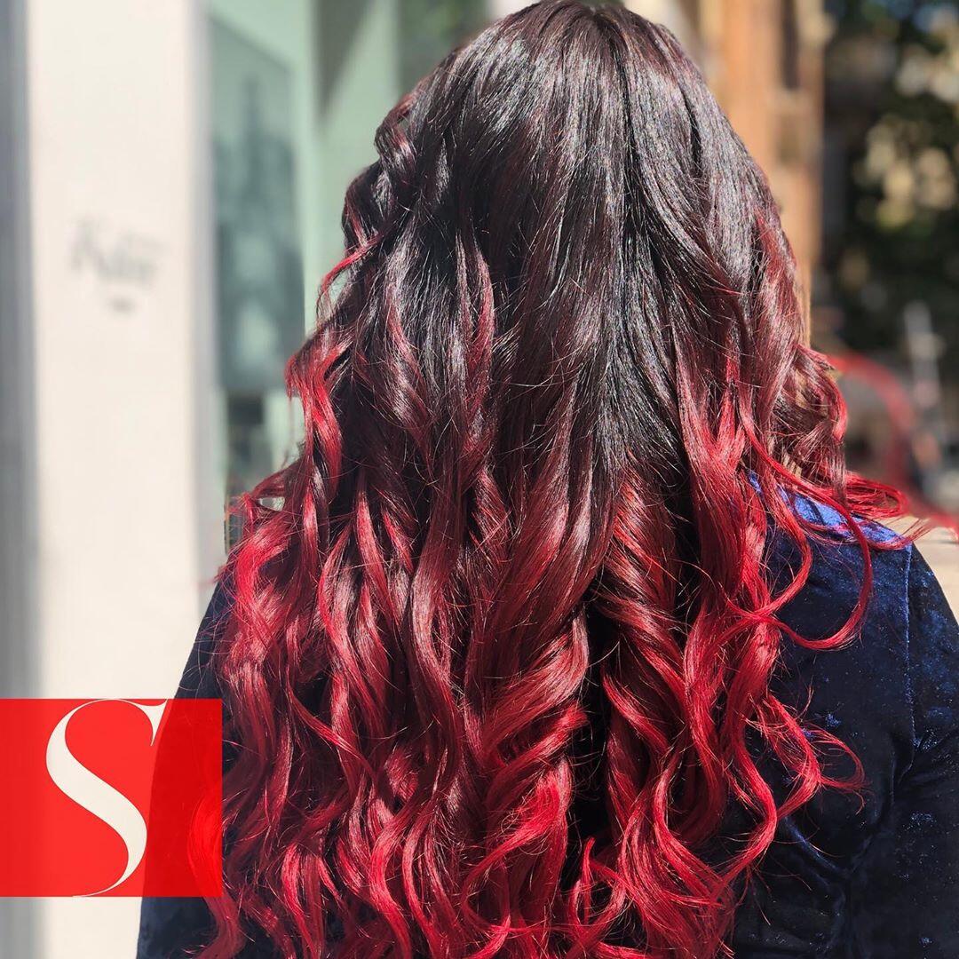 Shatush rosso luminoso su base castano scuro