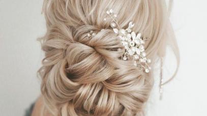 Acconciatura da sposa morbida raccolta dallo styling mosso