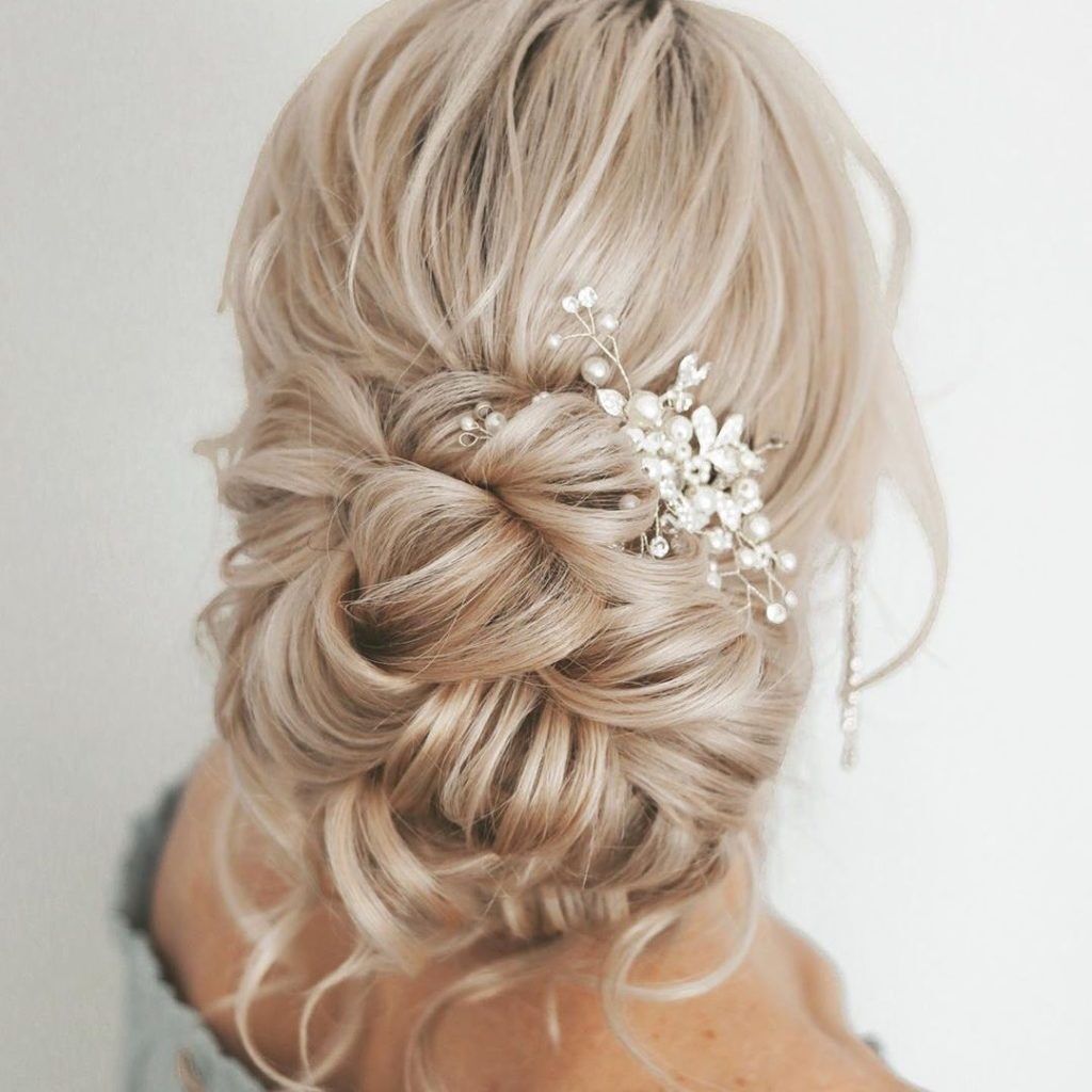 Acconciatura da sposa morbida raccolta dallo styling mosso