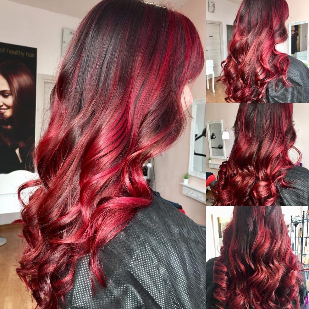 Balayage rosso acceso su capelli lunghi e con morbide onde