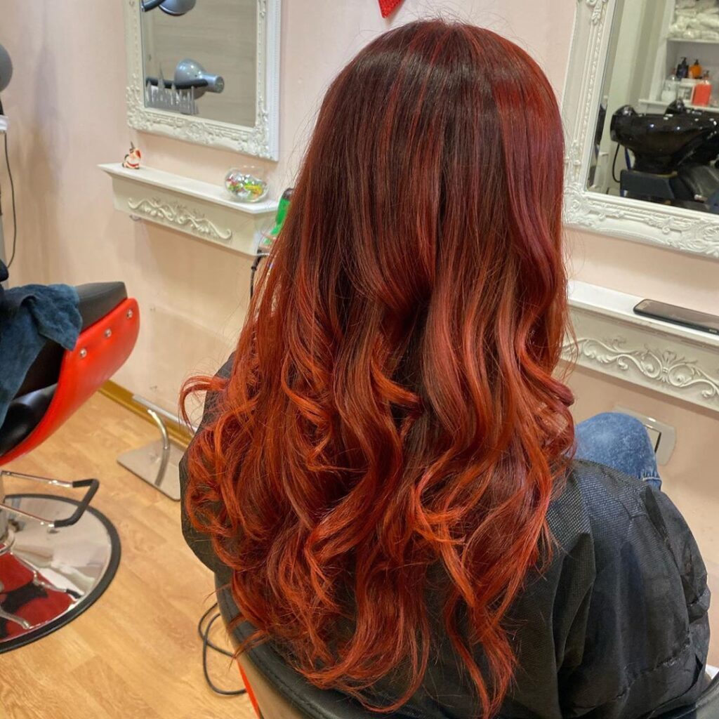 Balayage rosso chiaro con sfumature ramate