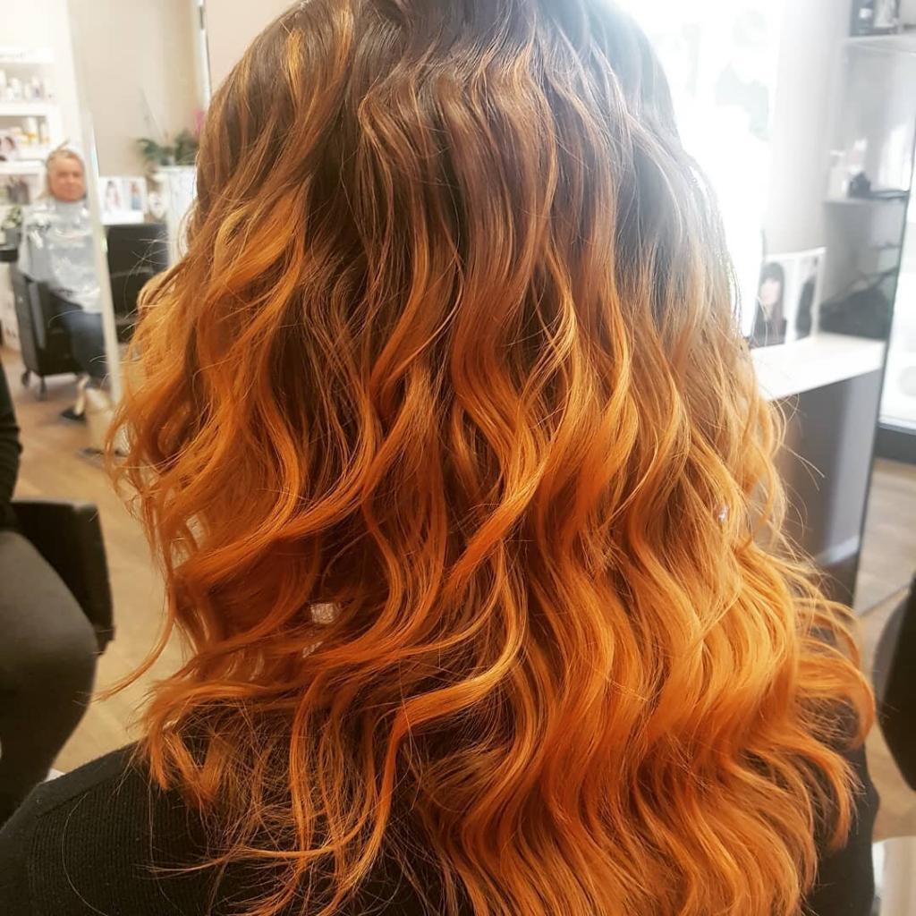 Capelli alle spalle con onde ordinate e balayage rame