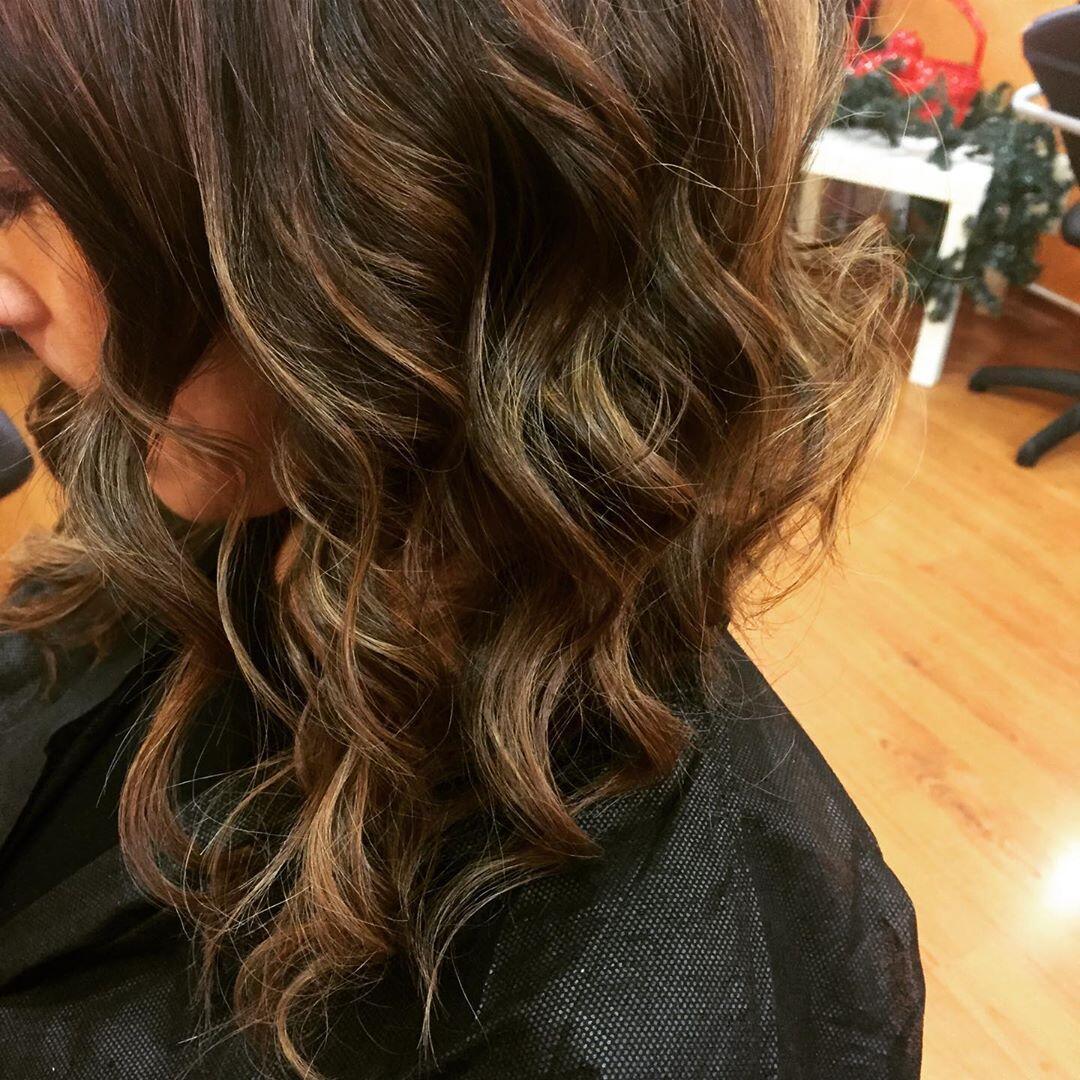 Carrè lungo scalato con styling mosso e balayage