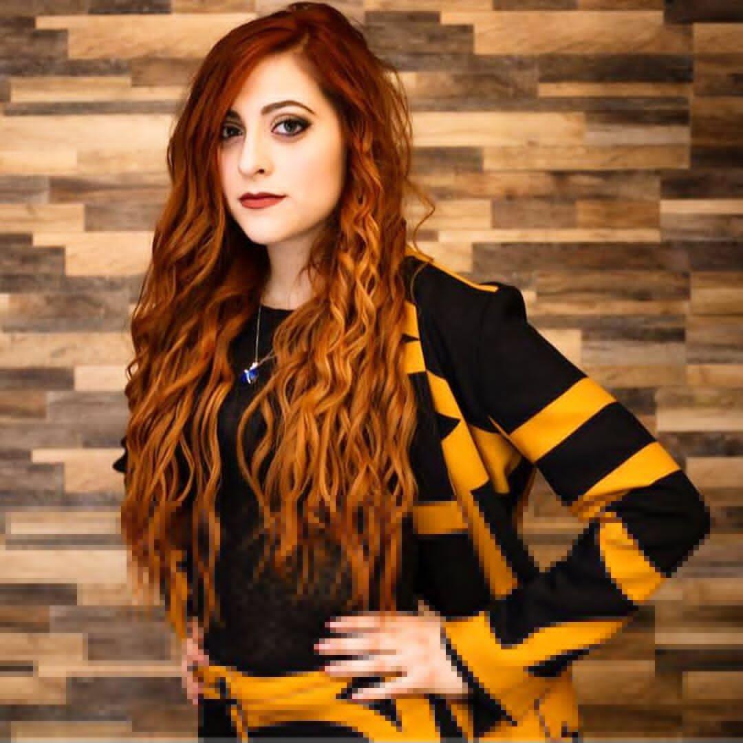 Colpi di sole luminosi su lunghi capelli ricci