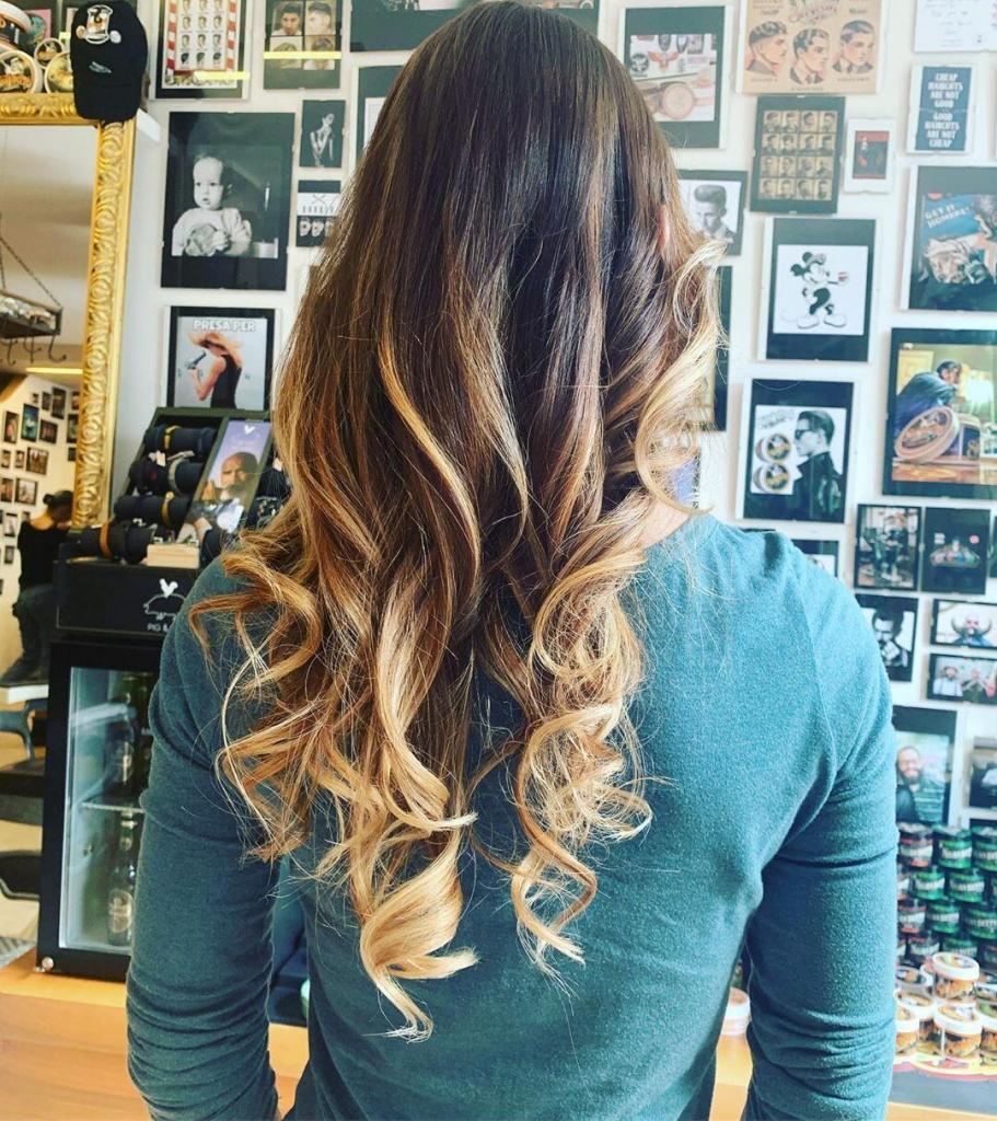 Chatouche biondo su capelli castani, lunghi e con styling mosso