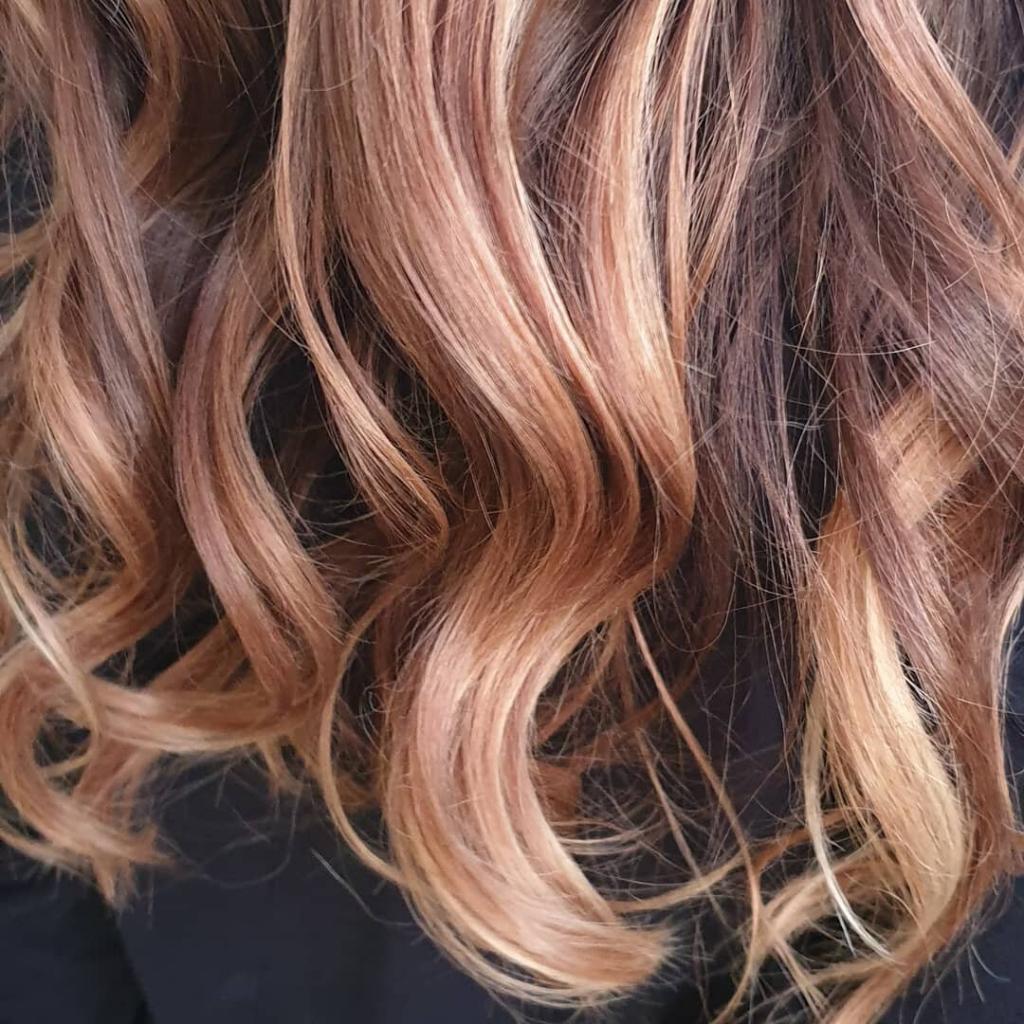 Chatouche sabbia e rosa dorato su capelli castani