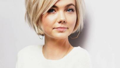 Caschetto biondo con ciuffo laterale