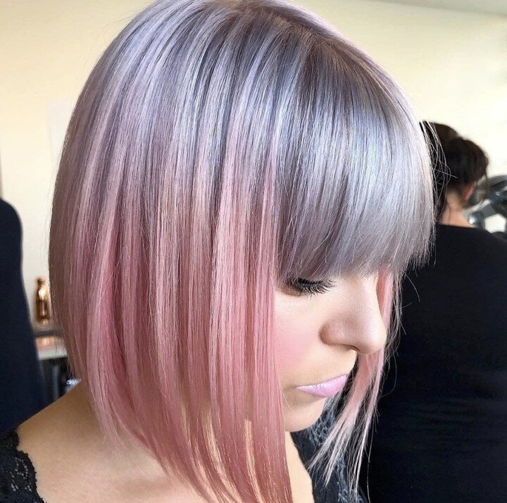 Taglio bob corto con frangia e sfumature rosa