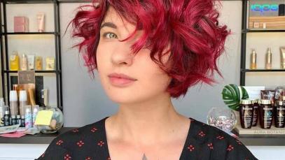 Taglio di capelli corto e mosso con colorazione rossa