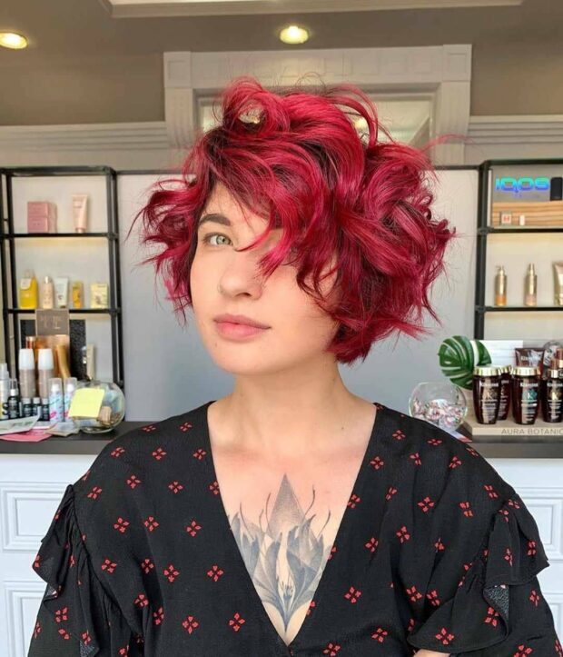 Taglio di capelli corto e mosso con colorazione rossa