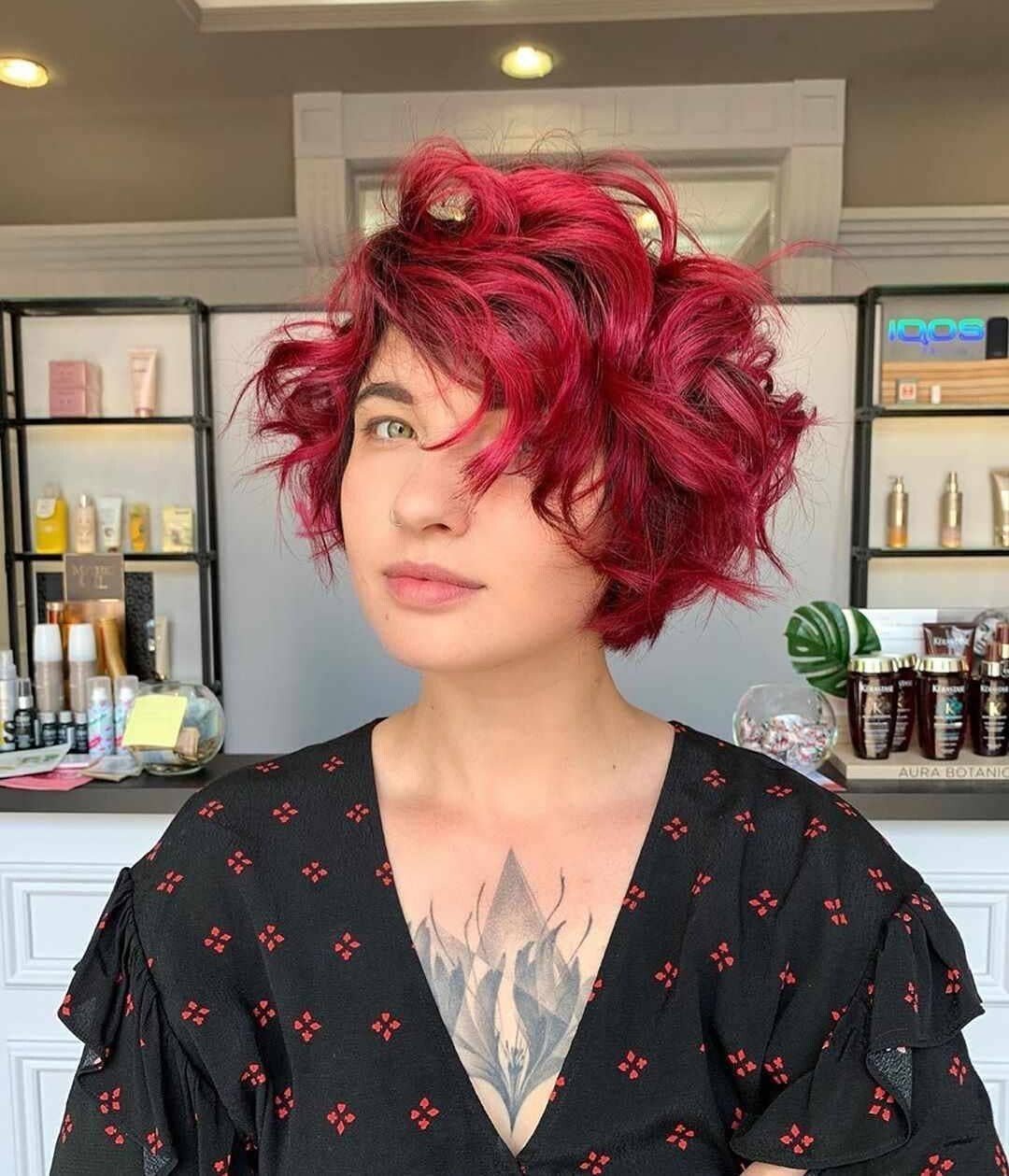 Taglio di capelli corto e mosso con colorazione rossa